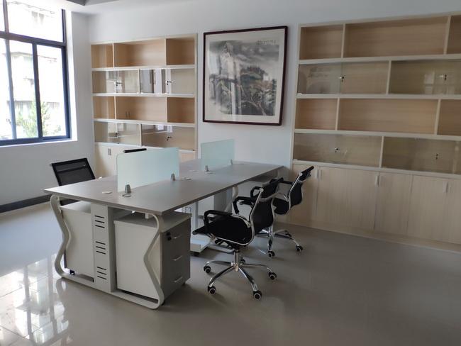 專業從事辦公家具生產配置17年,擁有5萬平米自營工廠,武漢兩大3000